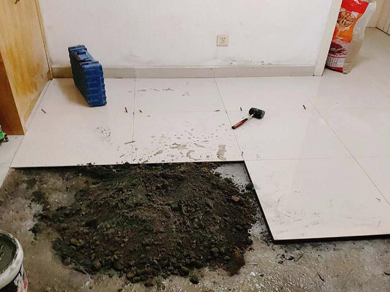 地面貼瓷磚方案：干鋪法是將沙子和水泥按照3：1的比例混合后兌少量的水，使水泥和沙子混合到可以用手攥成團(tuán)的黏稠度。將混合好的沙子水泥鋪在地面上，用一個(gè)平板把表面摸平。在瓷磚背面抹上黏稠度非常高的水泥，把瓷磚放到地面上，用橡皮錘敲實(shí)就完成了,主要用于地面瓷磚的鋪裝。 濕鋪法，是將沙子和水泥按照2：1的比例混合后兌水和好，水的量要多一些，使沙子和水泥的黏稠度高一些。然后涂抹到用水浸泡好的瓷磚背面貼到墻面上。濕鋪發(fā)主要應(yīng)用與墻面。