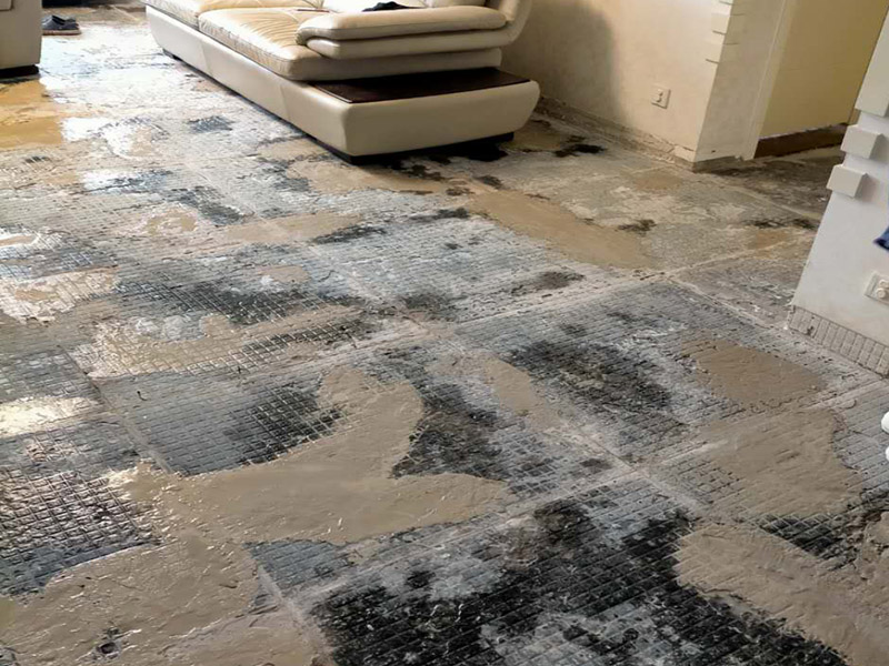 全屋地磚拆除裝修：就要先從撬開(kāi)大門(mén)口的那塊地磚開(kāi)始，因?yàn)槟菈K磚是有一邊露在外面的，比較容易撬開(kāi)。再用扁的鑿子一片片的往里撬，如果水泥砂漿做得不是特別牢的話，可以用錘子把扁鑿敲進(jìn)地磚和水泥地面中間的縫隙里的，那樣就能把地磚整塊的撬起來(lái)。如果是地面的中間某一塊瓷磚想換掉就用錘子從正面敲碎地磚，然后將碎渣清理出來(lái)。