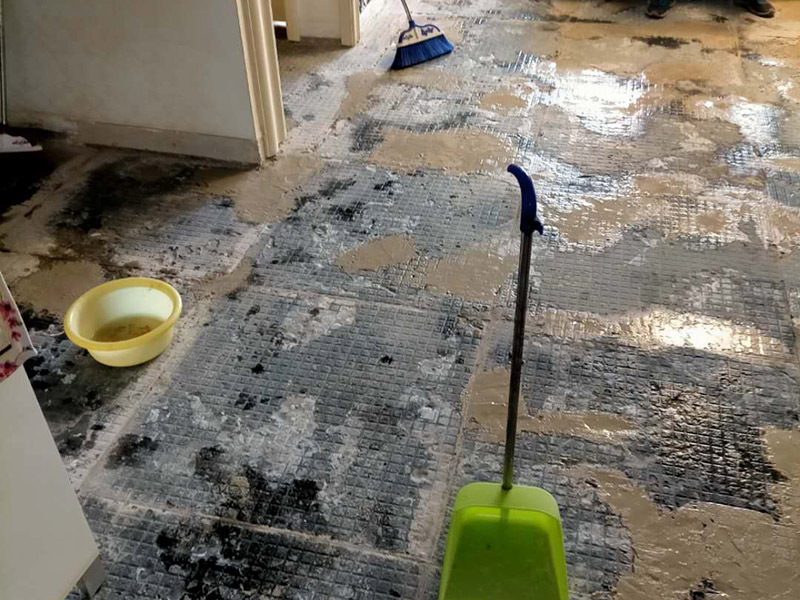 全屋地磚拆除裝修：就要先從撬開(kāi)大門(mén)口的那塊地磚開(kāi)始，因?yàn)槟菈K磚是有一邊露在外面的，比較容易撬開(kāi)。再用扁的鑿子一片片的往里撬，如果水泥砂漿做得不是特別牢的話，可以用錘子把扁鑿敲進(jìn)地磚和水泥地面中間的縫隙里的，那樣就能把地磚整塊的撬起來(lái)。如果是地面的中間某一塊瓷磚想換掉就用錘子從正面敲碎地磚，然后將碎渣清理出來(lái)。