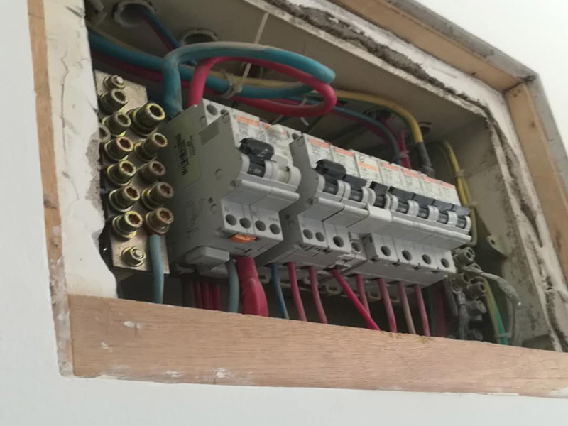 家庭電閘更換維修：將電閘的總控制開關(guān)關(guān)掉，安全第一。將壞掉的電閘用螺絲刀換下來。螺絲刀將新電閘的插線口用擰開，將進電線插進去。插進電線后擰緊螺絲，同樣的也將出電線插進另一端的插線口。電線都插好后，打開總開關(guān)就可以正常使用了