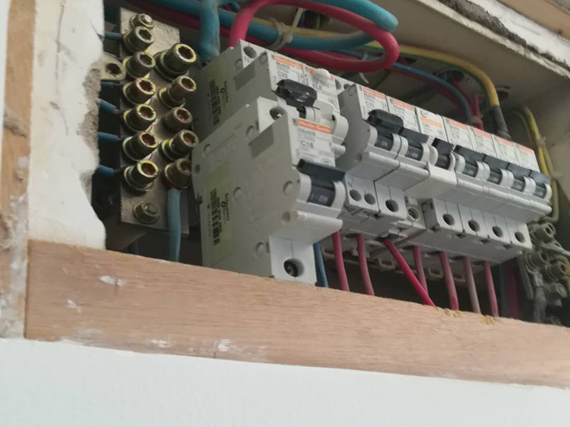 家庭電閘更換維修：將電閘的總控制開關(guān)關(guān)掉，安全第一。將壞掉的電閘用螺絲刀換下來。螺絲刀將新電閘的插線口用擰開，將進電線插進去。插進電線后擰緊螺絲，同樣的也將出電線插進另一端的插線口。電線都插好后，打開總開關(guān)就可以正常使用了