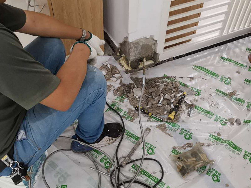 墻內(nèi)防水施工：先用鏟刀和笤帚及工具將基層表面的突起物、砂漿和疙瘩等鏟除并將塵土雜物清掃干凈，對(duì)陰陽(yáng)角、管根、地漏等部位應(yīng)認(rèn)真清理，以保證后期良好的防水效果。防水層涂刷三遍，涂刷均勻，無(wú)透底露底。 第一遍：用堵漏材料對(duì)墻體陰角處，下水管道周圍進(jìn)行填壓式填充。 第二遍：橫向涂刷防水一遍，無(wú)露底，無(wú)起泡，符合涂刷尺寸要求，水電開(kāi)槽槽體全部涂刷防水材料。 第三遍：干燥后垂直方向再涂刷一遍。 防水施工完成后24小時(shí)進(jìn)行閉水試驗(yàn)，地面放水高度以沒(méi)過(guò)墻根、管道跟部、地面凸起物涂刷的防水為依據(jù)。