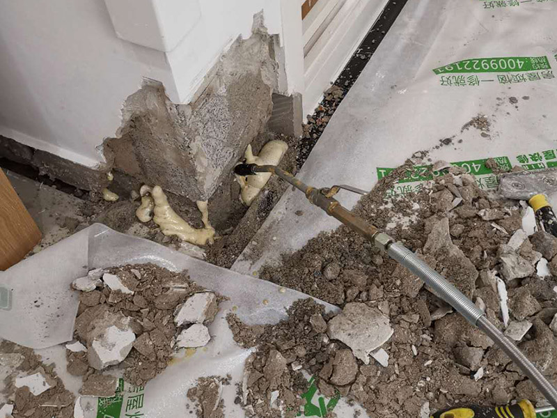 墻內(nèi)防水施工：先用鏟刀和笤帚及工具將基層表面的突起物、砂漿和疙瘩等鏟除并將塵土雜物清掃干凈，對(duì)陰陽(yáng)角、管根、地漏等部位應(yīng)認(rèn)真清理，以保證后期良好的防水效果。防水層涂刷三遍，涂刷均勻，無(wú)透底露底。 第一遍：用堵漏材料對(duì)墻體陰角處，下水管道周圍進(jìn)行填壓式填充。 第二遍：橫向涂刷防水一遍，無(wú)露底，無(wú)起泡，符合涂刷尺寸要求，水電開(kāi)槽槽體全部涂刷防水材料。 第三遍：干燥后垂直方向再涂刷一遍。 防水施工完成后24小時(shí)進(jìn)行閉水試驗(yàn)，地面放水高度以沒(méi)過(guò)墻根、管道跟部、地面凸起物涂刷的防水為依據(jù)。