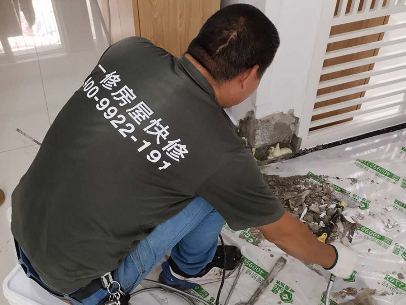 墻內(nèi)防水施工：先用鏟刀和笤帚及工具將基層表面的突起物、砂漿和疙瘩等鏟除并將塵土雜物清掃干凈，對(duì)陰陽(yáng)角、管根、地漏等部位應(yīng)認(rèn)真清理，以保證后期良好的防水效果。防水層涂刷三遍，涂刷均勻，無(wú)透底露底。 第一遍：用堵漏材料對(duì)墻體陰角處，下水管道周圍進(jìn)行填壓式填充。 第二遍：橫向涂刷防水一遍，無(wú)露底，無(wú)起泡，符合涂刷尺寸要求，水電開(kāi)槽槽體全部涂刷防水材料。 第三遍：干燥后垂直方向再涂刷一遍。 防水施工完成后24小時(shí)進(jìn)行閉水試驗(yàn)，地面放水高度以沒(méi)過(guò)墻根、管道跟部、地面凸起物涂刷的防水為依據(jù)。