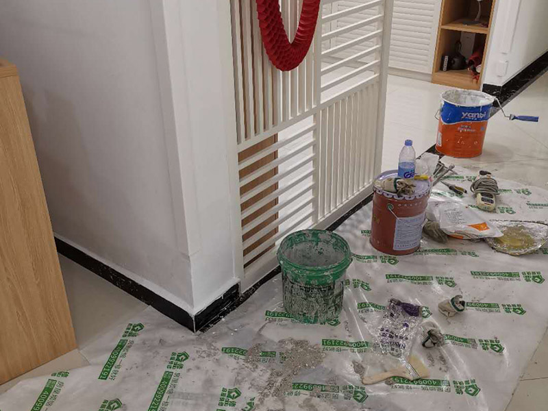 墻內(nèi)防水施工：先用鏟刀和笤帚及工具將基層表面的突起物、砂漿和疙瘩等鏟除并將塵土雜物清掃干凈，對(duì)陰陽(yáng)角、管根、地漏等部位應(yīng)認(rèn)真清理，以保證后期良好的防水效果。防水層涂刷三遍，涂刷均勻，無(wú)透底露底。 第一遍：用堵漏材料對(duì)墻體陰角處，下水管道周圍進(jìn)行填壓式填充。 第二遍：橫向涂刷防水一遍，無(wú)露底，無(wú)起泡，符合涂刷尺寸要求，水電開(kāi)槽槽體全部涂刷防水材料。 第三遍：干燥后垂直方向再涂刷一遍。 防水施工完成后24小時(shí)進(jìn)行閉水試驗(yàn)，地面放水高度以沒(méi)過(guò)墻根、管道跟部、地面凸起物涂刷的防水為依據(jù)。