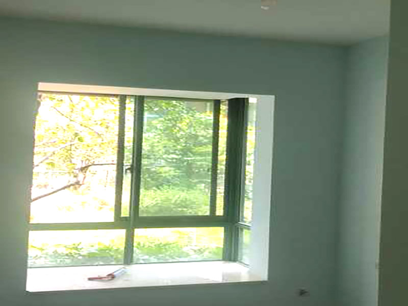 全屋墻面翻新：檢查舊房墻面基層問題，對癥下藥施工，如果墻面裝修5年甚至10年以上，墻面有開裂，滲水，起皮或者之前有貼過墻紙的舊房，就需要將原墻紙撕掉，將墻面鏟至毛坯層，做鏟墻施工，如近幾年裝修過的房子，則不需要做鏟墻施工，墻面基層無明顯破損，打磨膩子或者重新批刮膩子，做乳膠漆施工即可！ 將房中小件物品搬移到柜子，儲物柜等不需要施工的位置，如樓梯間，衛(wèi)生間等，利用專業(yè)的遮蔽保護膜貼在地面，包裝家具，避免施工期間對家中的物品造成損害和污染。 檢查墻面破損位置，如粉化，開裂，滲水，起皮現(xiàn)象嚴(yán)重的利用鏟刀直接全部鏟除至基層，局部破損現(xiàn)象不嚴(yán)重的位置直接用打磨機或者砂紙打磨即可。墻面完全鏟除后，需用打磨機打磨墻面起到找平的作用，然后做防水界面劑施工，防水施工的目的是防止天氣潮濕或者樓頂漏水，陽臺滲水導(dǎo)致墻面乳膠漆掉皮，界面劑的作用是為了增強水泥基層的粘接力。