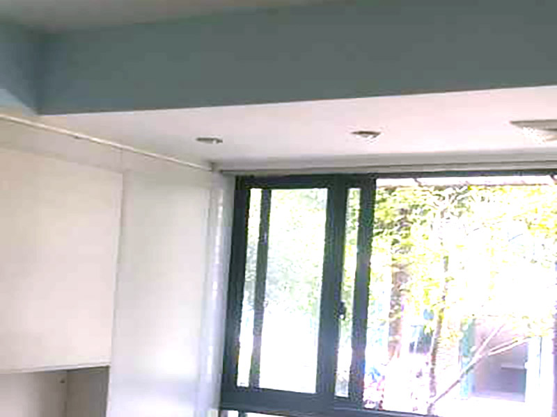 全屋墻面翻新：檢查舊房墻面基層問題，對癥下藥施工，如果墻面裝修5年甚至10年以上，墻面有開裂，滲水，起皮或者之前有貼過墻紙的舊房，就需要將原墻紙撕掉，將墻面鏟至毛坯層，做鏟墻施工，如近幾年裝修過的房子，則不需要做鏟墻施工，墻面基層無明顯破損，打磨膩子或者重新批刮膩子，做乳膠漆施工即可！ 將房中小件物品搬移到柜子，儲物柜等不需要施工的位置，如樓梯間，衛(wèi)生間等，利用專業(yè)的遮蔽保護膜貼在地面，包裝家具，避免施工期間對家中的物品造成損害和污染。 檢查墻面破損位置，如粉化，開裂，滲水，起皮現(xiàn)象嚴(yán)重的利用鏟刀直接全部鏟除至基層，局部破損現(xiàn)象不嚴(yán)重的位置直接用打磨機或者砂紙打磨即可。墻面完全鏟除后，需用打磨機打磨墻面起到找平的作用，然后做防水界面劑施工，防水施工的目的是防止天氣潮濕或者樓頂漏水，陽臺滲水導(dǎo)致墻面乳膠漆掉皮，界面劑的作用是為了增強水泥基層的粘接力。