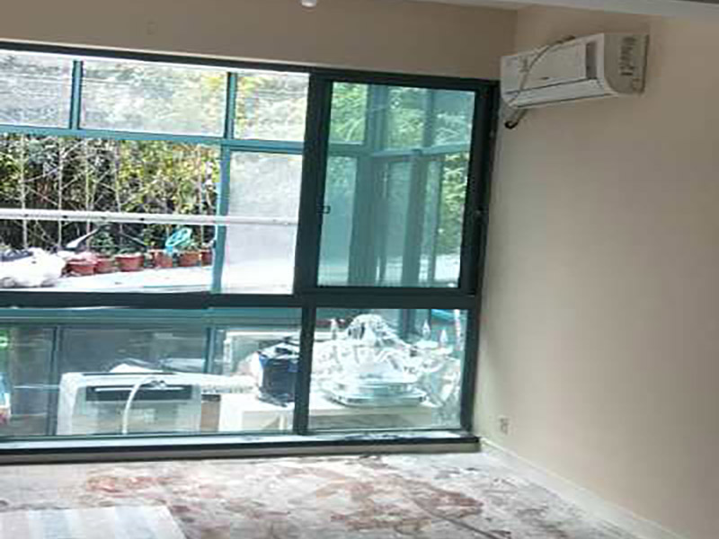 全屋墻面翻新：檢查舊房墻面基層問題，對癥下藥施工，如果墻面裝修5年甚至10年以上，墻面有開裂，滲水，起皮或者之前有貼過墻紙的舊房，就需要將原墻紙撕掉，將墻面鏟至毛坯層，做鏟墻施工，如近幾年裝修過的房子，則不需要做鏟墻施工，墻面基層無明顯破損，打磨膩子或者重新批刮膩子，做乳膠漆施工即可！ 將房中小件物品搬移到柜子，儲物柜等不需要施工的位置，如樓梯間，衛(wèi)生間等，利用專業(yè)的遮蔽保護膜貼在地面，包裝家具，避免施工期間對家中的物品造成損害和污染。 檢查墻面破損位置，如粉化，開裂，滲水，起皮現(xiàn)象嚴(yán)重的利用鏟刀直接全部鏟除至基層，局部破損現(xiàn)象不嚴(yán)重的位置直接用打磨機或者砂紙打磨即可。墻面完全鏟除后，需用打磨機打磨墻面起到找平的作用，然后做防水界面劑施工，防水施工的目的是防止天氣潮濕或者樓頂漏水，陽臺滲水導(dǎo)致墻面乳膠漆掉皮，界面劑的作用是為了增強水泥基層的粘接力。