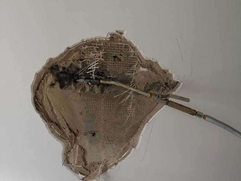 墻內(nèi)管道打壓維修:首先根據(jù)施工圖看水管走向，如果漏水的位置后面埋有水管，可以先把家里面的水閘關(guān)掉，放干龍頭里面的水，如果一段時(shí)候后發(fā)現(xiàn)墻面水跡不見了，證明是水管出現(xiàn)問題。 如果是請的專業(yè)的維修師傅，可以讓師傅用打壓機(jī)直接打壓檢測，若確定是墻內(nèi)水管漏水，就可以直接鑿開墻壁找水管漏點(diǎn)。 可以先截?cái)嗨矗缓髮邓苈┧c(diǎn)的墻面開鑿，找到漏水的部分，先用小鋼鋸把漏水的地方鋸掉，注意鋸口要平。用砂紙把新露出的端口輕輕打磨，然后用接口套住，將備換的新管對準(zhǔn)接口口子，注意要對直。然后用熱熔器對新管道進(jìn)行熱熔連接。 或者是將鋸掉的管道清理干凈，用專用膠水涂在端口上，稍微晾一會(huì)兒;趁此時(shí)在&ldquo;竹節(jié)&rdquo;接頭內(nèi)涂上膠水。把端口和&ldquo;竹節(jié)&rdquo;連接，然后反復(fù)轉(zhuǎn)動(dòng)，直到牢固。同樣的方法去連接另一端。最后在接縫處再涂適量的膠水，確保不滲漏。