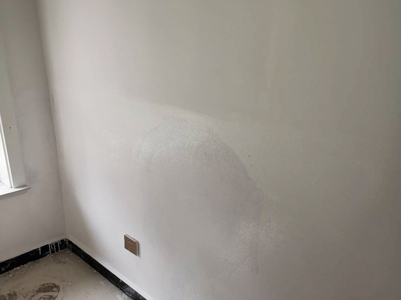 墻內(nèi)管道打壓維修:首先根據(jù)施工圖看水管走向，如果漏水的位置后面埋有水管，可以先把家里面的水閘關(guān)掉，放干龍頭里面的水，如果一段時(shí)候后發(fā)現(xiàn)墻面水跡不見了，證明是水管出現(xiàn)問題。 如果是請的專業(yè)的維修師傅，可以讓師傅用打壓機(jī)直接打壓檢測，若確定是墻內(nèi)水管漏水，就可以直接鑿開墻壁找水管漏點(diǎn)。 可以先截?cái)嗨?，然后將暗水管漏水點(diǎn)的墻面開鑿，找到漏水的部分，先用小鋼鋸把漏水的地方鋸掉，注意鋸口要平。用砂紙把新露出的端口輕輕打磨，然后用接口套住，將備換的新管對準(zhǔn)接口口子，注意要對直。然后用熱熔器對新管道進(jìn)行熱熔連接。 或者是將鋸掉的管道清理干凈，用專用膠水涂在端口上，稍微晾一會(huì)兒;趁此時(shí)在&ldquo;竹節(jié)&rdquo;接頭內(nèi)涂上膠水。把端口和&ldquo;竹節(jié)&rdquo;連接，然后反復(fù)轉(zhuǎn)動(dòng)，直到牢固。同樣的方法去連接另一端。最后在接縫處再涂適量的膠水，確保不滲漏。