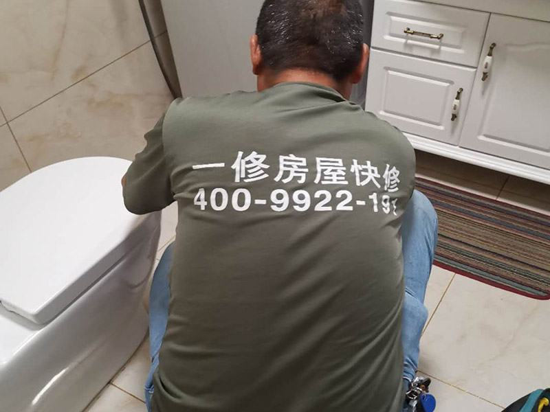 衛(wèi)生間打壓測試：測水壓一般要有專用的加壓設(shè)備進(jìn)行加壓,加給的壓力一般為等于或稍大于水管的額定耐壓,這種測試主要是檢測水管本身的質(zhì)量以及安裝后所有管接頭的安裝質(zhì)量,看是否有滲水或暴管現(xiàn)象,以便在暗埋管道在埋入前及時發(fā)現(xiàn)問題、解決問題, 這種測試在有條件的的情況下安裝工人即可進(jìn)行測試,還可以到當(dāng)?shù)氐墓┧块T請專業(yè)人員來進(jìn)行測試。