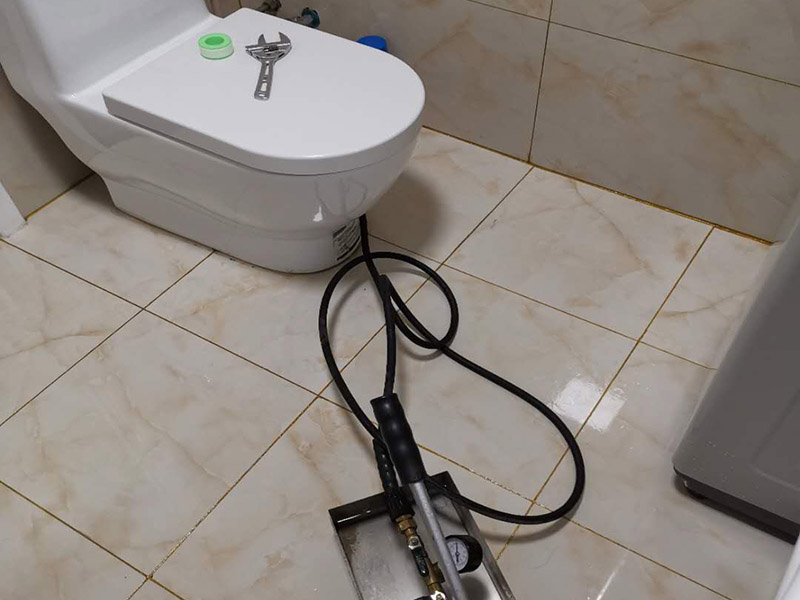 衛(wèi)生間打壓測試：測水壓一般要有專用的加壓設(shè)備進(jìn)行加壓,加給的壓力一般為等于或稍大于水管的額定耐壓,這種測試主要是檢測水管本身的質(zhì)量以及安裝后所有管接頭的安裝質(zhì)量,看是否有滲水或暴管現(xiàn)象,以便在暗埋管道在埋入前及時發(fā)現(xiàn)問題、解決問題, 這種測試在有條件的的情況下安裝工人即可進(jìn)行測試,還可以到當(dāng)?shù)氐墓┧块T請專業(yè)人員來進(jìn)行測試。