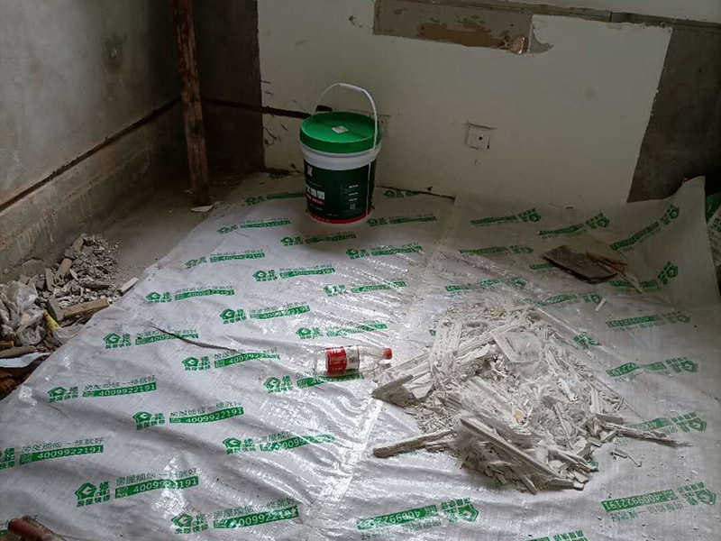 客廳背景墻開槽裝修：首先得遵循&ldquo;橫平豎直&rdquo;原則。水電管線施工開槽布局一定要合理規(guī)劃，如果管線開槽鋪設(shè)不合理樣就有可能打穿水管或者電線。即使符合開槽條件，也建議盡量不要開槽或者減少開槽。權(quán)衡層高和建筑結(jié)構(gòu)安全，還是偏重于建筑結(jié)構(gòu)安全比較好。 墻身、地面開線槽之前用墨盒彈線,以便定位。墻面開埋管線槽須橫平堅直,不許彎曲,特殊情況須經(jīng)監(jiān)理同意,墻上開槽等保持>33mm,管面與墻面應(yīng)留15mm左右粉灰層,以防止墻面開裂。 電源線管暗埋時,應(yīng)考慮與弱電管線等保持500mm以上距離,電線管與熱水管、煤氣管之間的平