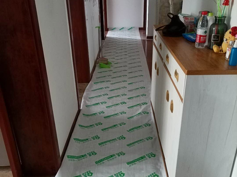 客廳背景墻開槽裝修：首先得遵循&ldquo;橫平豎直&rdquo;原則。水電管線施工開槽布局一定要合理規(guī)劃，如果管線開槽鋪設(shè)不合理樣就有可能打穿水管或者電線。即使符合開槽條件，也建議盡量不要開槽或者減少開槽。權(quán)衡層高和建筑結(jié)構(gòu)安全，還是偏重于建筑結(jié)構(gòu)安全比較好。 墻身、地面開線槽之前用墨盒彈線,以便定位。墻面開埋管線槽須橫平堅直,不許彎曲,特殊情況須經(jīng)監(jiān)理同意,墻上開槽等保持>33mm,管面與墻面應(yīng)留15mm左右粉灰層,以防止墻面開裂。 電源線管暗埋時,應(yīng)考慮與弱電管線等保持500mm以上距離,電線管與熱水管、煤氣管之間的平