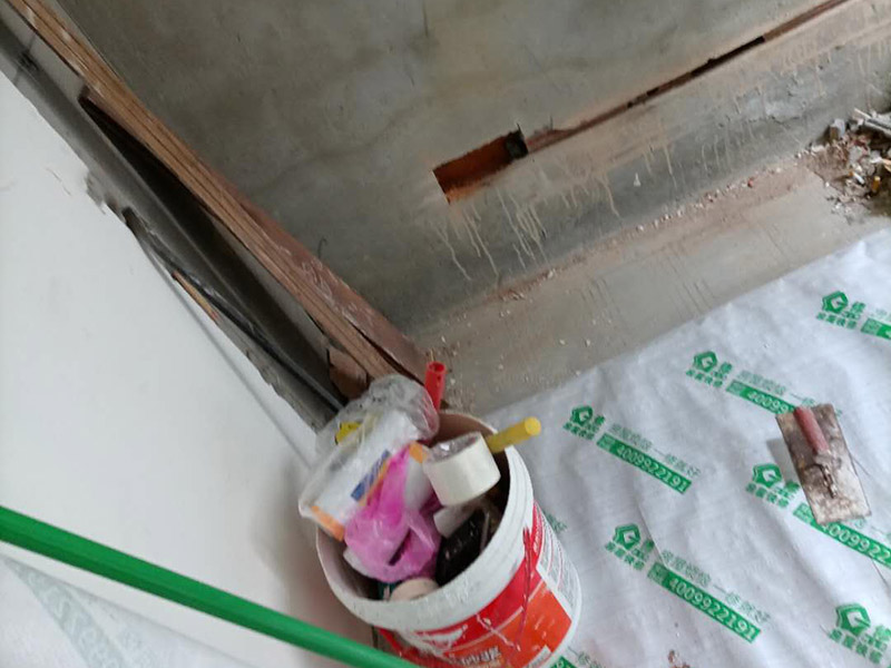 客廳背景墻開槽裝修：首先得遵循&ldquo;橫平豎直&rdquo;原則。水電管線施工開槽布局一定要合理規(guī)劃，如果管線開槽鋪設(shè)不合理樣就有可能打穿水管或者電線。即使符合開槽條件，也建議盡量不要開槽或者減少開槽。權(quán)衡層高和建筑結(jié)構(gòu)安全，還是偏重于建筑結(jié)構(gòu)安全比較好。 墻身、地面開線槽之前用墨盒彈線,以便定位。墻面開埋管線槽須橫平堅直,不許彎曲,特殊情況須經(jīng)監(jiān)理同意,墻上開槽等保持>33mm,管面與墻面應(yīng)留15mm左右粉灰層,以防止墻面開裂。 電源線管暗埋時,應(yīng)考慮與弱電管線等保持500mm以上距離,電線管與熱水管、煤氣管之間的平