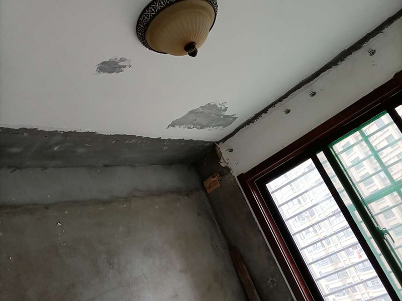 客廳背景墻開槽裝修：首先得遵循&ldquo;橫平豎直&rdquo;原則。水電管線施工開槽布局一定要合理規(guī)劃，如果管線開槽鋪設(shè)不合理樣就有可能打穿水管或者電線。即使符合開槽條件，也建議盡量不要開槽或者減少開槽。權(quán)衡層高和建筑結(jié)構(gòu)安全，還是偏重于建筑結(jié)構(gòu)安全比較好。 墻身、地面開線槽之前用墨盒彈線,以便定位。墻面開埋管線槽須橫平堅直,不許彎曲,特殊情況須經(jīng)監(jiān)理同意,墻上開槽等保持>33mm,管面與墻面應(yīng)留15mm左右粉灰層,以防止墻面開裂。 電源線管暗埋時,應(yīng)考慮與弱電管線等保持500mm以上距離,電線管與熱水管、煤氣管之間的平