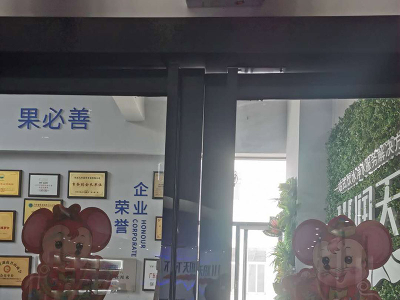 商鋪玻璃門維修：輪滑乃玻璃門的重要零部件，需進行定期檢查，若發(fā)生故障，不僅使用不便，還會發(fā)出噪音。那此時需檢查好輪滑的損壞情況，看其程度嚴不嚴重，若不可使用，則可把有問題的部位給更換掉，或直接換掉整個輪子，使玻璃門恢復到正常工作狀態(tài)。 玻璃門使用久了，其門扇或多或少也會出現(xiàn)一些小小的問題，有時候可能會感覺到很鈍感，通常是彈簧發(fā)生了問題，那么只需更換一個承重性較好的彈簧即可。有的時候還會發(fā)出異響，玻璃門的靈活性下降，那及時找出有故障的部分，將其更換掉，以確保正常的使用性。 在排查以后要是發(fā)現(xiàn)玻璃門沒有部位出現(xiàn)問題，就單單有卡頓情況，那要考慮一下是不是有東西掉到門道里面了。可以把玻璃門里的異物給統(tǒng)統(tǒng)清理出來，在修理的時候，檢查好玻璃門的部件，看其損壞的部位，需不需要更換上新配件。