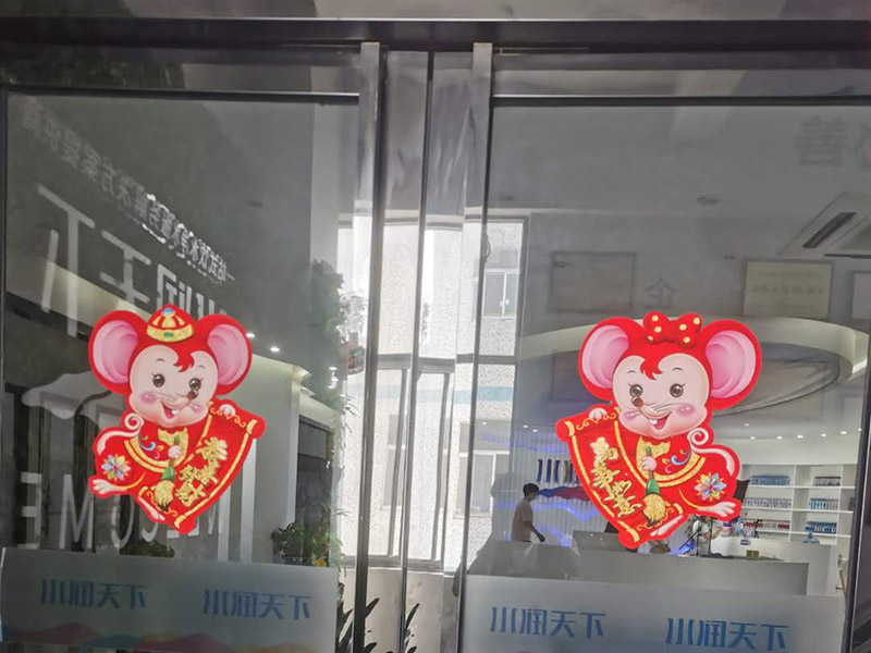 商鋪玻璃門維修：輪滑乃玻璃門的重要零部件，需進行定期檢查，若發(fā)生故障，不僅使用不便，還會發(fā)出噪音。那此時需檢查好輪滑的損壞情況，看其程度嚴不嚴重，若不可使用，則可把有問題的部位給更換掉，或直接換掉整個輪子，使玻璃門恢復到正常工作狀態(tài)。 玻璃門使用久了，其門扇或多或少也會出現(xiàn)一些小小的問題，有時候可能會感覺到很鈍感，通常是彈簧發(fā)生了問題，那么只需更換一個承重性較好的彈簧即可。有的時候還會發(fā)出異響，玻璃門的靈活性下降，那及時找出有故障的部分，將其更換掉，以確保正常的使用性。 在排查以后要是發(fā)現(xiàn)玻璃門沒有部位出現(xiàn)問題，就單單有卡頓情況，那要考慮一下是不是有東西掉到門道里面了?？梢园巡ＡчT里的異物給統(tǒng)統(tǒng)清理出來，在修理的時候，檢查好玻璃門的部件，看其損壞的部位，需不需要更換上新配件。