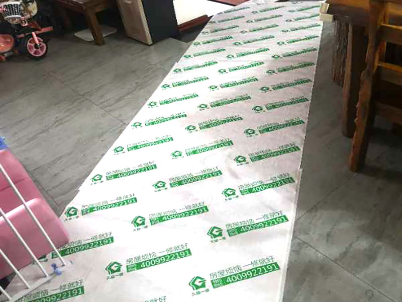 廚房推拉門維修：首先一只手垂直于地面抬起拉門的一端，一只手掠過拉門滑輪下部，托起滑輪。然后從軌道抬出拉門一端，放下。同理，移門另外一端跟前面兩步一樣抬出軌道放下。接著然后雙手握住拉門兩端，向上抬起。 力氣小的可以將拉門平方到鋪好硬紙板的地上。如果力氣大可以不用放倒，直接把拉門垂直于地面扶著拆卸。觀察拉門門框一端的毛條，有的是直接粘在門框上，有的是粘在門框上，然后插入螺絲孔。粘在門框的毛條只要把毛條拉開就行，這種情況的話就需要把毛條從孔里拉出來，然后再向上扯開一些。扯開毛條到第二個(gè)螺絲孔，最下端的螺絲孔就是拉門滑輪固定螺絲的螺絲孔，上面那個(gè)是固定鋁合金框的螺絲孔。