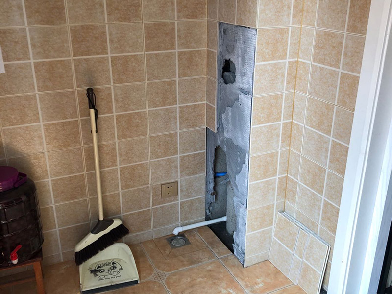 墻內(nèi)水管修復(fù)案例：墻壁上有水滴不一定就是內(nèi)水管漏水所致，那應(yīng)先判斷究竟是不是墻壁內(nèi)的水管出現(xiàn)問(wèn)題而出現(xiàn)的漏水情況，具體操作方法是用一根鐵絲棒順著水管的流水走向，一邊抵在墻壁上，一邊貼在耳朵上細(xì)聽，這樣做不僅能清晰的判斷出墻壁內(nèi)的水管是否漏水還能了解到水管漏水的源頭，只要判斷出是墻壁內(nèi)水管漏水即可。 找到墻壁內(nèi)水管的漏水點(diǎn)，那首先得關(guān)掉水源總閘，然后卸下連接壓縮接頭的陰陽(yáng)螺母，在螺母上繞上膠布讓螺母的密封性能更加好，最后就是重新裝上壓縮接頭，這種情況切記自己魯莽行事，應(yīng)及時(shí)報(bào)知修理工進(jìn)行維修。