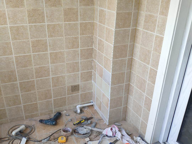 墻內(nèi)水管修復(fù)案例：墻壁上有水滴不一定就是內(nèi)水管漏水所致，那應(yīng)先判斷究竟是不是墻壁內(nèi)的水管出現(xiàn)問(wèn)題而出現(xiàn)的漏水情況，具體操作方法是用一根鐵絲棒順著水管的流水走向，一邊抵在墻壁上，一邊貼在耳朵上細(xì)聽，這樣做不僅能清晰的判斷出墻壁內(nèi)的水管是否漏水還能了解到水管漏水的源頭，只要判斷出是墻壁內(nèi)水管漏水即可。 找到墻壁內(nèi)水管的漏水點(diǎn)，那首先得關(guān)掉水源總閘，然后卸下連接壓縮接頭的陰陽(yáng)螺母，在螺母上繞上膠布讓螺母的密封性能更加好，最后就是重新裝上壓縮接頭，這種情況切記自己魯莽行事，應(yīng)及時(shí)報(bào)知修理工進(jìn)行維修。