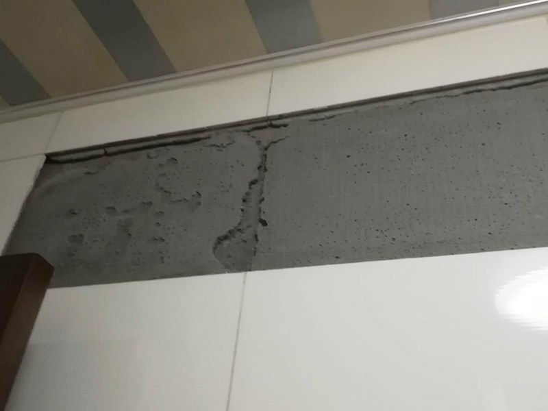 墻磚及門框修復：1、門套安裝后與墻體的縫隙小于5公分，用發(fā)泡膠填充縫隙，再用防水膠敷好，既能填好縫隙，還能保證不會滲水； 2、縫隙很大，選擇在縫隙處填磚或者敷水泥漿，保證墻體與門縫隙填的結實不透。安裝完后的補救辦法，在測量時把握好尺寸，盡量保持縫隙在1-2公分以內。 3、看門的尺寸是否符合標準，門套與墻面縫隙平均在2.公分及以內的，門洞并不標準規(guī)則，調整門的安裝誤差。平均縫隙超過2.5公分就是測量尺寸有誤差。