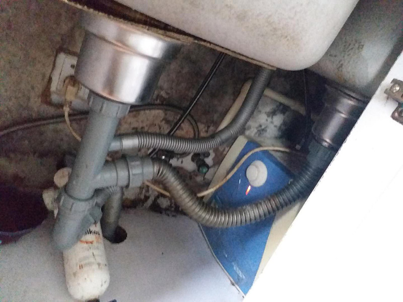 廚房水槽安裝維修：水龍頭裝在水槽上，這個很容易，只是要把螺絲擰緊就成，重要的就是水龍頭的橡膠墊圈要放好，可以防滲水、漏水。水槽底下的下水管給裝上，然后密封。把水槽放到臺面上粘好，連接角閥，接上水管。可以先測試一下水，然后在水槽里放滿水壓個24小時(shí)，讓邊粘得更牢固一些，沒問題就可以封上玻璃膠，臺上盆安裝會更簡單，如果是臺下盆的話更會難。