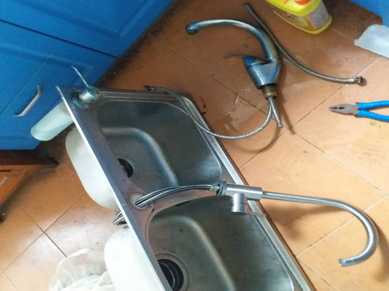 廚房水槽安裝維修：水龍頭裝在水槽上，這個很容易，只是要把螺絲擰緊就成，重要的就是水龍頭的橡膠墊圈要放好，可以防滲水、漏水。水槽底下的下水管給裝上，然后密封。把水槽放到臺面上粘好，連接角閥，接上水管。可以先測試一下水，然后在水槽里放滿水壓個24小時(shí)，讓邊粘得更牢固一些，沒問題就可以封上玻璃膠，臺上盆安裝會更簡單，如果是臺下盆的話更會難。