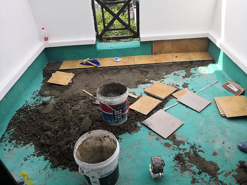 和水泥貼磚施工：首先將沙子和水泥按照3：1的比例混合后兌少量的水，使水泥和沙子混合到可以用手攥成團(tuán)的黏稠度，和好備用，在鋪磚之前先將要鋪的地方用水潑濕。將開始和好的水泥和沙子鏟到你要鋪瓷磚的地方。鏟完以后用小鏟子初步抹平，小平板抹平表面。然后瓷磚背后抹上開始和好的那盆比較稠的水泥漿。再將抹好水泥的磚小心平放到要鋪的地方，注意對(duì)縫。再用橡膠小榔頭敲實(shí)，用水平尺找平。最后在側(cè)邊用小榔頭的把手堵嚴(yán)實(shí)。完工。