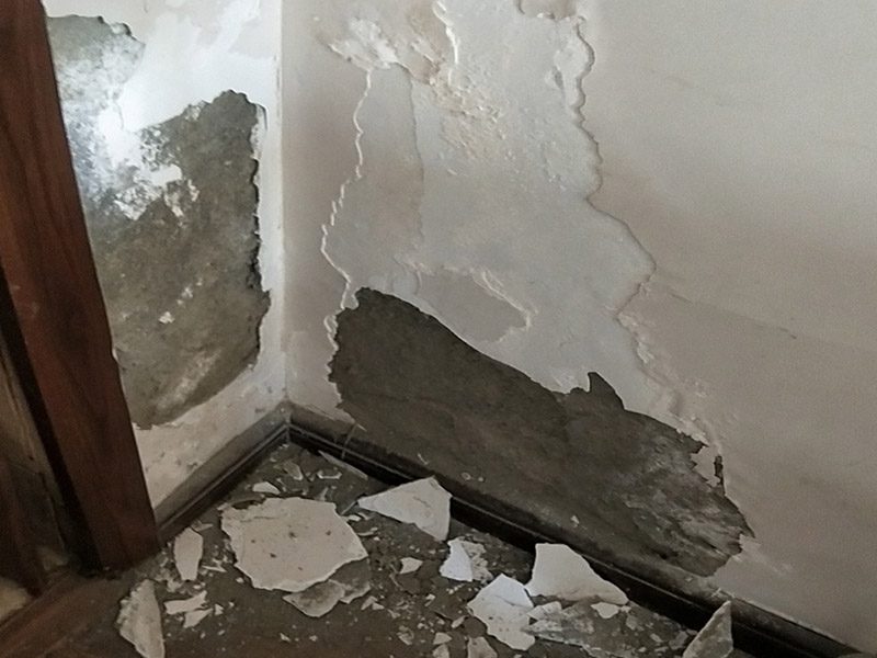 墻面空鼓掉皮維修：墻面起泡：墻面有水泡狀的突起，還會含有砂粒，稍微一碰就會掉落。引起墻面起泡的原因有涂料調(diào)配中添加顏料過多或混有雜物;漆桶、刷子、滾子或噴槍不干凈;漆面完全干透之前，水分滲入漆內(nèi)導(dǎo)致漆膜失去黏附性;涂刷墻面時未清理干凈墻面等 墻面掉皮：有時候裝修才完成不久，墻面就出現(xiàn)了成塊的膩?zhàn)痈∑?、掉落的現(xiàn)象，主要的原因有施工工藝差，膩?zhàn)?、涂料附著性和收縮性能差等。 鏟除所有起泡、起皮、剝落部分，如果是由于墻面基底的膩?zhàn)铀鸬膯栴}，則就需要鏟除膩?zhàn)印Ｅ文佔(zhàn)訉?，每次批刮厚度不要超過2mm，避免開裂，待膩?zhàn)訉痈赏负?，砂紙打磨，保證施工處整潔取適量補(bǔ)墻漆，需調(diào)色的加入色漿攪拌均勻?qū)⑵峋鶆蛲克⒌綁γ?，上下依次涂刷，避免一次性刷得太厚? width=