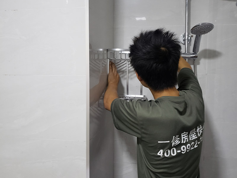 衛(wèi)浴五金安裝方案： 五金件安裝通常是在瓷磚鋪貼完成后，在瓷磚上鉆孔，然后將木楔嵌入孔中，再在上面用螺絲或膨脹螺絲將五金掛件進行固定。建議請專業(yè)的師傅用玻璃鉆頭先開出瓷磚的孔再用沖擊鉆打水泥，避免打裂瓷磚。  1.確定掛件安裝位置并標注下來。為達到最佳效果，最好避開在墻柱上安裝;  2.確定安裝點后，在安裝墊上標記出掛件底座安裝所對應(yīng)的螺孔位置;  3.在螺孔標注點打孔，打孔的直徑最好略大于螺絲直徑，留一點空隙方便地做安裝;  4.將塑料膨脹管插入鉆孔，再用不休干螺絲釘旋緊固定底座;  5.將掛件套在底座上，擰緊螺釘固定掛件。