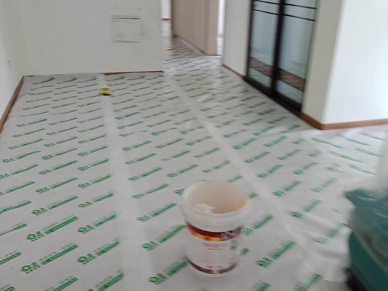 墻面刷新地面保護(hù)：家具搬放到房屋中央，對(duì)集中放置的家具進(jìn)行整體保護(hù)，防止因墻面翻新而造成不必要的損壞；地板需要用專業(yè)的保護(hù)膜進(jìn)行保護(hù)；對(duì)于不能移動(dòng)的家具和家電，如空調(diào)等進(jìn)行成品保護(hù)；尤其需要注意有插座、開關(guān)面板的位置，防止灰塵進(jìn)入。 使用專業(yè)的打磨機(jī)對(duì)墻面進(jìn)行打磨處理，與一般打磨機(jī)不同的是，墻面打磨是無塵打磨，在打磨的過程中不會(huì)出現(xiàn)灰塵漫天的情況。 第一遍乳膠漆：先刷頂板再刷墻面，涂刷時(shí)應(yīng)當(dāng)由上而下。乳膠漆應(yīng)當(dāng)攪拌均勻，防止第一遍刷漆涂不開的現(xiàn)象發(fā)生。第二遍乳膠漆：乳膠漆不是很稠的情況下，不宜加水或加少量水稀釋，以防露底。第二遍涂刷完畢后，用細(xì)細(xì)的砂紙將墻面出現(xiàn)的小疙瘩打磨光滑，然后清掃干凈。第三遍乳膠漆：乳膠漆干燥速度快，應(yīng)當(dāng)逐漸涂刷，從一頭開始刷向另一頭，注意上下順?biāo)⑾嗷ャ暯?，避免乳膠漆干燥后出現(xiàn)接頭。
