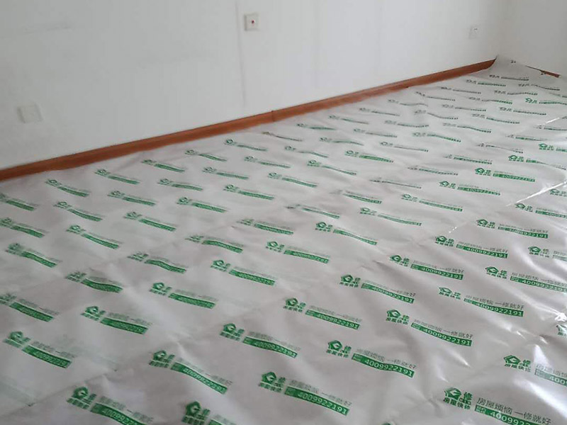 墻面刷新地面保護(hù)：家具搬放到房屋中央，對(duì)集中放置的家具進(jìn)行整體保護(hù)，防止因墻面翻新而造成不必要的損壞；地板需要用專業(yè)的保護(hù)膜進(jìn)行保護(hù)；對(duì)于不能移動(dòng)的家具和家電，如空調(diào)等進(jìn)行成品保護(hù)；尤其需要注意有插座、開關(guān)面板的位置，防止灰塵進(jìn)入。 使用專業(yè)的打磨機(jī)對(duì)墻面進(jìn)行打磨處理，與一般打磨機(jī)不同的是，墻面打磨是無塵打磨，在打磨的過程中不會(huì)出現(xiàn)灰塵漫天的情況。 第一遍乳膠漆：先刷頂板再刷墻面，涂刷時(shí)應(yīng)當(dāng)由上而下。乳膠漆應(yīng)當(dāng)攪拌均勻，防止第一遍刷漆涂不開的現(xiàn)象發(fā)生。第二遍乳膠漆：乳膠漆不是很稠的情況下，不宜加水或加少量水稀釋，以防露底。第二遍涂刷完畢后，用細(xì)細(xì)的砂紙將墻面出現(xiàn)的小疙瘩打磨光滑，然后清掃干凈。第三遍乳膠漆：乳膠漆干燥速度快，應(yīng)當(dāng)逐漸涂刷，從一頭開始刷向另一頭，注意上下順?biāo)⑾嗷ャ暯樱苊馊槟z漆干燥后出現(xiàn)接頭。