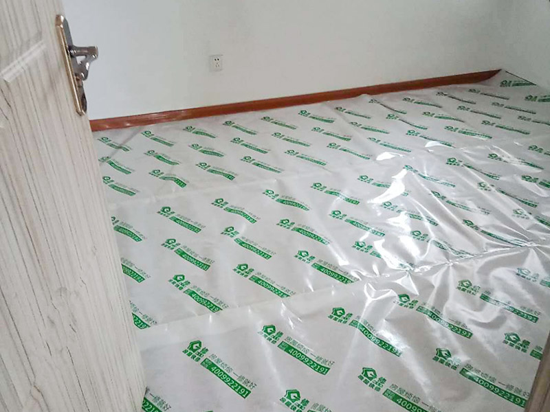 墻面刷新地面保護(hù)：家具搬放到房屋中央，對(duì)集中放置的家具進(jìn)行整體保護(hù)，防止因墻面翻新而造成不必要的損壞；地板需要用專業(yè)的保護(hù)膜進(jìn)行保護(hù)；對(duì)于不能移動(dòng)的家具和家電，如空調(diào)等進(jìn)行成品保護(hù)；尤其需要注意有插座、開關(guān)面板的位置，防止灰塵進(jìn)入。 使用專業(yè)的打磨機(jī)對(duì)墻面進(jìn)行打磨處理，與一般打磨機(jī)不同的是，墻面打磨是無塵打磨，在打磨的過程中不會(huì)出現(xiàn)灰塵漫天的情況。 第一遍乳膠漆：先刷頂板再刷墻面，涂刷時(shí)應(yīng)當(dāng)由上而下。乳膠漆應(yīng)當(dāng)攪拌均勻，防止第一遍刷漆涂不開的現(xiàn)象發(fā)生。第二遍乳膠漆：乳膠漆不是很稠的情況下，不宜加水或加少量水稀釋，以防露底。第二遍涂刷完畢后，用細(xì)細(xì)的砂紙將墻面出現(xiàn)的小疙瘩打磨光滑，然后清掃干凈。第三遍乳膠漆：乳膠漆干燥速度快，應(yīng)當(dāng)逐漸涂刷，從一頭開始刷向另一頭，注意上下順?biāo)⑾嗷ャ暯樱苊馊槟z漆干燥后出現(xiàn)接頭。