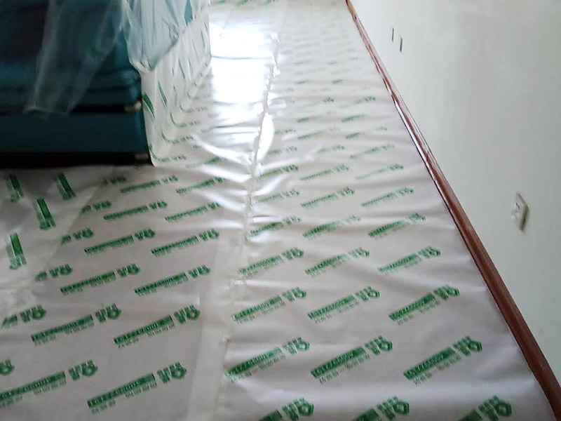 墻面刷新地面保護(hù)：家具搬放到房屋中央，對(duì)集中放置的家具進(jìn)行整體保護(hù)，防止因墻面翻新而造成不必要的損壞；地板需要用專業(yè)的保護(hù)膜進(jìn)行保護(hù)；對(duì)于不能移動(dòng)的家具和家電，如空調(diào)等進(jìn)行成品保護(hù)；尤其需要注意有插座、開關(guān)面板的位置，防止灰塵進(jìn)入。 使用專業(yè)的打磨機(jī)對(duì)墻面進(jìn)行打磨處理，與一般打磨機(jī)不同的是，墻面打磨是無塵打磨，在打磨的過程中不會(huì)出現(xiàn)灰塵漫天的情況。 第一遍乳膠漆：先刷頂板再刷墻面，涂刷時(shí)應(yīng)當(dāng)由上而下。乳膠漆應(yīng)當(dāng)攪拌均勻，防止第一遍刷漆涂不開的現(xiàn)象發(fā)生。第二遍乳膠漆：乳膠漆不是很稠的情況下，不宜加水或加少量水稀釋，以防露底。第二遍涂刷完畢后，用細(xì)細(xì)的砂紙將墻面出現(xiàn)的小疙瘩打磨光滑，然后清掃干凈。第三遍乳膠漆：乳膠漆干燥速度快，應(yīng)當(dāng)逐漸涂刷，從一頭開始刷向另一頭，注意上下順?biāo)⑾嗷ャ暯?，避免乳膠漆干燥后出現(xiàn)接頭。