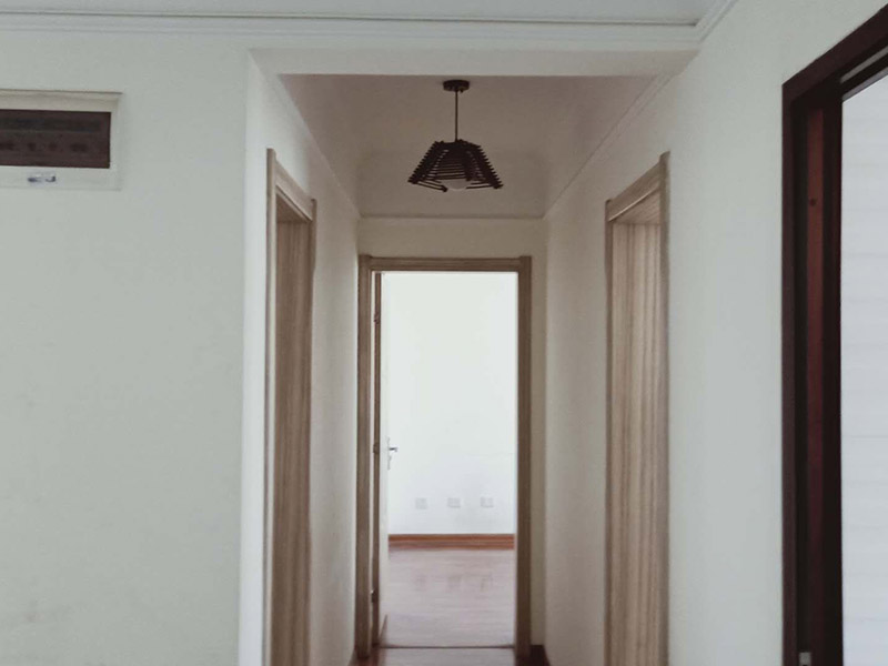 墻面空鼓維修：先鏟掉墻皮，使用石膏基產(chǎn)品就可以了。首先使用無甲醛粗找平對(duì)墻面作找平處理，然后使用石膏基防霉耐水批土做墻面滿批后再刷一底二面的漆就可以了。還有對(duì)于一些難以翻新的墻面空鼓，建議采用灌注修復(fù)的方式，它的操作時(shí)間快，并且不會(huì)破壞基層，尤其是在地下車庫，廠房等現(xiàn)場，施工過程也不影響業(yè)主使用，是較為便利的一種方式。