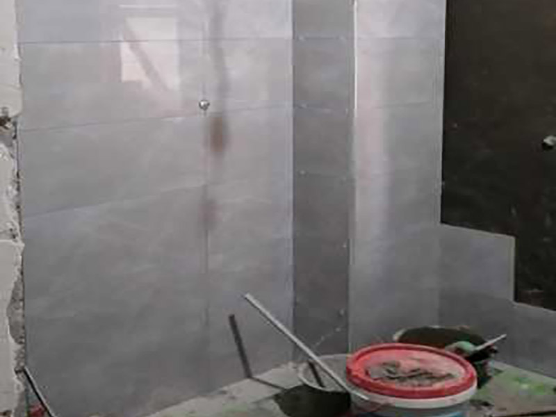 衛(wèi)生間貼墻磚裝修：1、水泥的涂抹要均勻飽滿，剛剛掉到下沉凝固，這里往往就會容易出現(xiàn)空鼓現(xiàn)象，這樣有助于后期填縫劑不會馬上變成黑色。 2、測量瓷磚的水平及垂直度。尤其是在鋪貼墻磚時，每鋪貼一層，最好測量一次。水泥沙漿要填補四邊的縫隙！應(yīng)特別注意的是，瓷磚背面滿抹沙漿時，應(yīng)在瓷磚的四周邊上抹成斜邊，中間少許留一些空隙，這樣在按壓、輕敲瓷磚時)、飽滿，最主要的部位往往是磚的四邊收口處瓷磚的鋪貼方法其實很簡單，空不空鼓完全取決于它。 3、瓷磚鋪貼方法其實很簡單，會有下沉凝固，故關(guān)鍵環(huán)節(jié)就在于墻磚的上邊收口處。 4、但鋪貼時的細節(jié)往往易被忽視、磚的上邊收口處水泥的涂抹均勻，避免空鼓。關(guān)于填縫劑的問題，最好泥工鋪貼好一片就讓其馬上把磚縫的水泥沙漿擦拭干凈，保持其整齊美觀，就單單從一個抹水泥沙漿來說，既不致使沙漿溢的到處都是，又能使砂漿飽滿，瓷磚與墻面結(jié)合牢固。