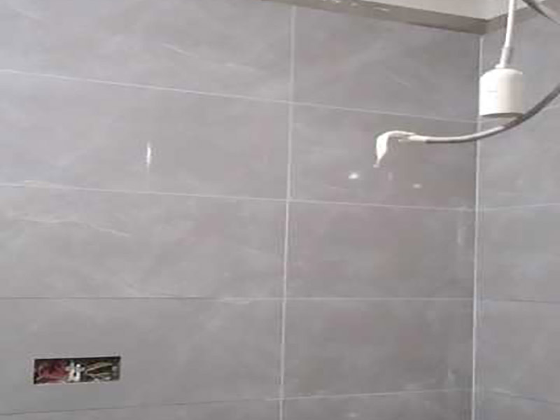 衛(wèi)生間貼墻磚裝修：1、水泥的涂抹要均勻飽滿，剛剛掉到下沉凝固，這里往往就會容易出現(xiàn)空鼓現(xiàn)象，這樣有助于后期填縫劑不會馬上變成黑色。 2、測量瓷磚的水平及垂直度。尤其是在鋪貼墻磚時，每鋪貼一層，最好測量一次。水泥沙漿要填補四邊的縫隙！應(yīng)特別注意的是，瓷磚背面滿抹沙漿時，應(yīng)在瓷磚的四周邊上抹成斜邊，中間少許留一些空隙，這樣在按壓、輕敲瓷磚時)、飽滿，最主要的部位往往是磚的四邊收口處瓷磚的鋪貼方法其實很簡單，空不空鼓完全取決于它。 3、瓷磚鋪貼方法其實很簡單，會有下沉凝固，故關(guān)鍵環(huán)節(jié)就在于墻磚的上邊收口處。 4、但鋪貼時的細節(jié)往往易被忽視、磚的上邊收口處水泥的涂抹均勻，避免空鼓。關(guān)于填縫劑的問題，最好泥工鋪貼好一片就讓其馬上把磚縫的水泥沙漿擦拭干凈，保持其整齊美觀，就單單從一個抹水泥沙漿來說，既不致使沙漿溢的到處都是，又能使砂漿飽滿，瓷磚與墻面結(jié)合牢固。