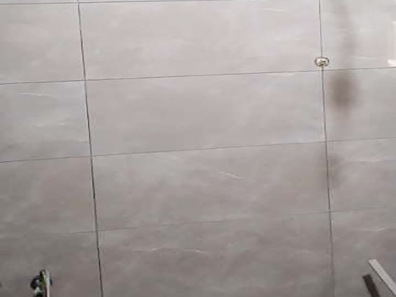 衛(wèi)生間貼墻磚裝修：1、水泥的涂抹要均勻飽滿，剛剛掉到下沉凝固，這里往往就會容易出現(xiàn)空鼓現(xiàn)象，這樣有助于后期填縫劑不會馬上變成黑色。 2、測量瓷磚的水平及垂直度。尤其是在鋪貼墻磚時，每鋪貼一層，最好測量一次。水泥沙漿要填補四邊的縫隙！應(yīng)特別注意的是，瓷磚背面滿抹沙漿時，應(yīng)在瓷磚的四周邊上抹成斜邊，中間少許留一些空隙，這樣在按壓、輕敲瓷磚時)、飽滿，最主要的部位往往是磚的四邊收口處瓷磚的鋪貼方法其實很簡單，空不空鼓完全取決于它。 3、瓷磚鋪貼方法其實很簡單，會有下沉凝固，故關(guān)鍵環(huán)節(jié)就在于墻磚的上邊收口處。 4、但鋪貼時的細節(jié)往往易被忽視、磚的上邊收口處水泥的涂抹均勻，避免空鼓。關(guān)于填縫劑的問題，最好泥工鋪貼好一片就讓其馬上把磚縫的水泥沙漿擦拭干凈，保持其整齊美觀，就單單從一個抹水泥沙漿來說，既不致使沙漿溢的到處都是，又能使砂漿飽滿，瓷磚與墻面結(jié)合牢固。