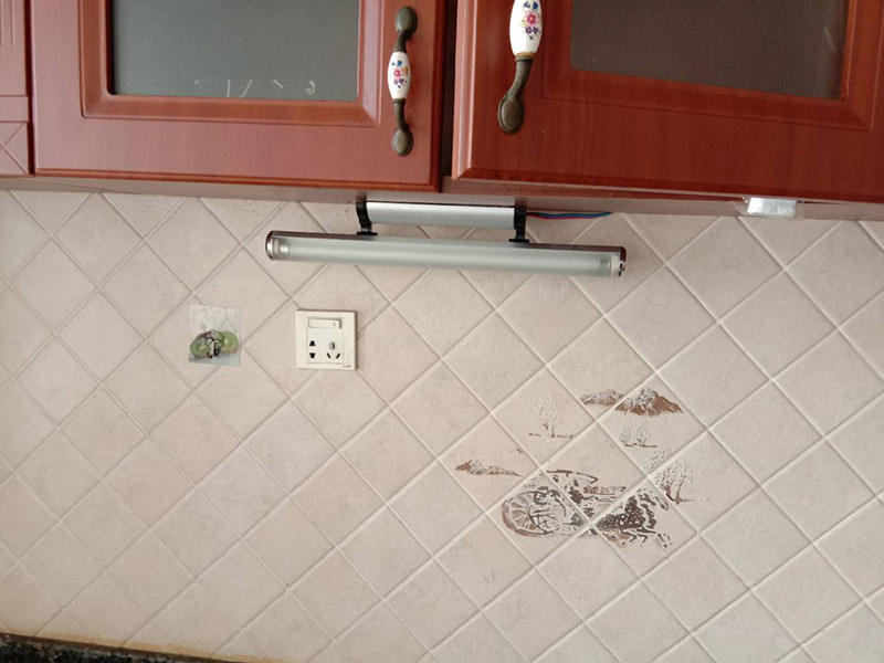 浴室鏡前燈安裝：首先測量掛板兩個孔之間的距離，然后使用電鉆在確定的高度和位置進(jìn)行鉆孔，以確保墻上孔之間的距離與掛板上的兩個孔之間的距離一致，再用螺釘將掛板固定在墻上；關(guān)掉電閘，把預(yù)留的鏡前燈用電源線與鏡前燈的驅(qū)動線連接；鏡前燈燈體上有螺絲孔，是用來將燈體掛在掛板上的。將燈具的螺孔與吊板上的螺絲扣對齊，然后將其放在掛板上。如果您擔(dān)心弄臟燈具，可以戴上干凈的手套進(jìn)行操作。用螺絲將燈固定在掛板上，固定后請再三確認(rèn)螺絲已經(jīng)擰緊，以防止燈具掉落。