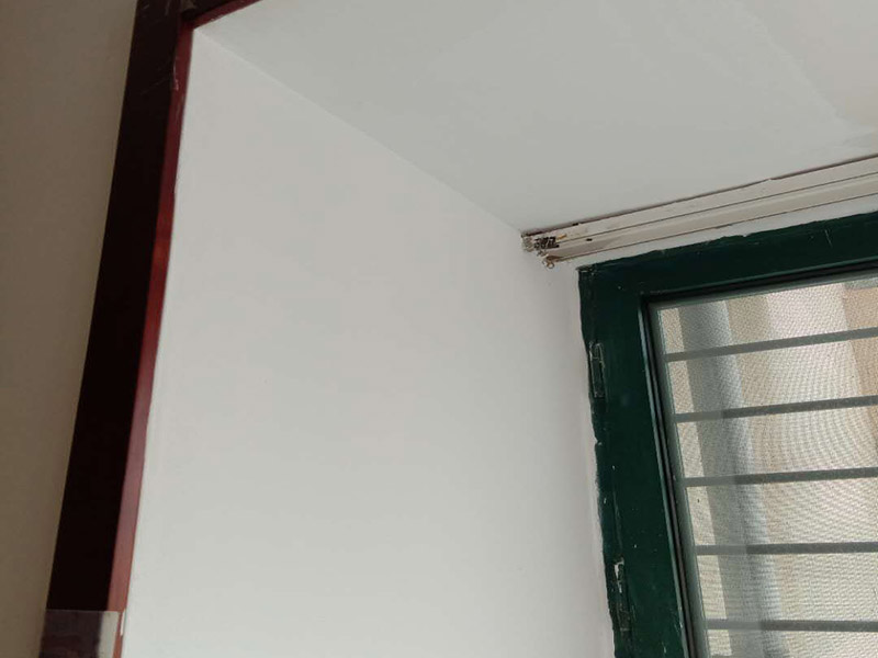 陽臺墻面翻新：首先在做翻新的時(shí)候一定要把之前的墻面給處理干凈，粉化嚴(yán)重的一定要鏟除干凈。由于之前的墻面有刷過油漆和乳膠漆，所在做完鏟除后一定要做打磨處理，將原來墻體上的結(jié)實(shí)的表皮及浮沉全部清理掉，如果說墻體出現(xiàn)小部分的凹陷以及裂縫的話可以用膩?zhàn)由晕⑻钛a(bǔ)一下。清理干凈的墻面一定要刷一道底漆，墻面底漆的主要作用就是抗堿防潮、封固基材、保護(hù)面漆、提高面漆的質(zhì)量以及遮蓋力。尤其是對老房子進(jìn)行翻新的時(shí)候底漆是特別的重要，如果說是直接的上面漆的話墻面就很容易起泡發(fā)霉，時(shí)間不久后就會再一次出現(xiàn)脫落現(xiàn)象，不能重蹈覆轍。