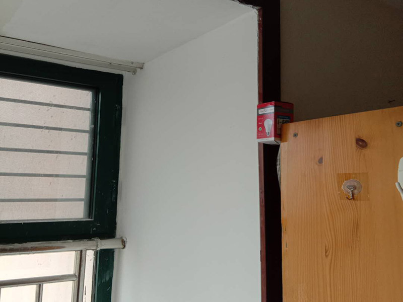 陽臺墻面翻新：首先在做翻新的時(shí)候一定要把之前的墻面給處理干凈，粉化嚴(yán)重的一定要鏟除干凈。由于之前的墻面有刷過油漆和乳膠漆，所在做完鏟除后一定要做打磨處理，將原來墻體上的結(jié)實(shí)的表皮及浮沉全部清理掉，如果說墻體出現(xiàn)小部分的凹陷以及裂縫的話可以用膩?zhàn)由晕⑻钛a(bǔ)一下。清理干凈的墻面一定要刷一道底漆，墻面底漆的主要作用就是抗堿防潮、封固基材、保護(hù)面漆、提高面漆的質(zhì)量以及遮蓋力。尤其是對老房子進(jìn)行翻新的時(shí)候底漆是特別的重要，如果說是直接的上面漆的話墻面就很容易起泡發(fā)霉，時(shí)間不久后就會再一次出現(xiàn)脫落現(xiàn)象，不能重蹈覆轍。