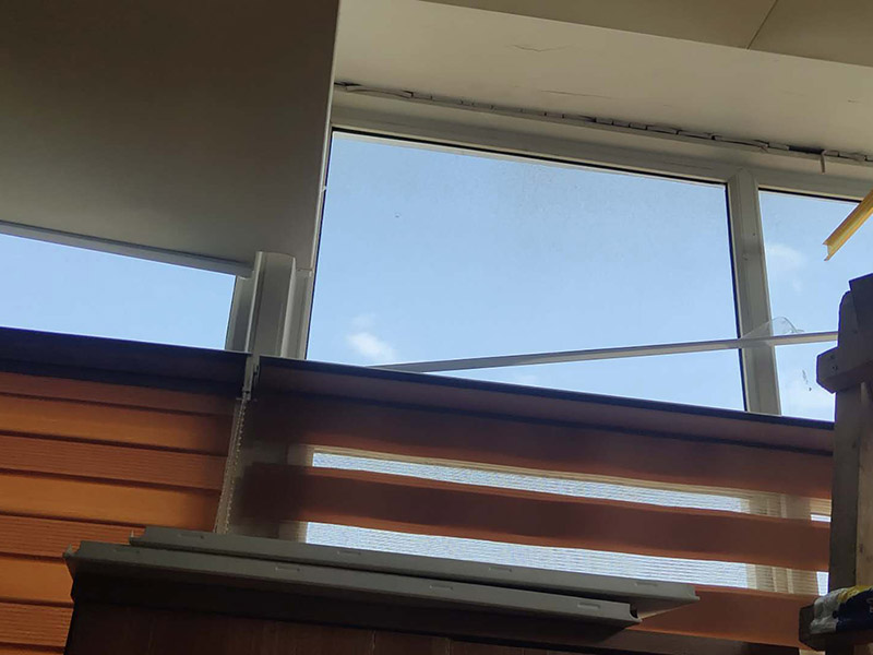 集成吊頂維修案例：1、精確測(cè)量安裝面積，做好安裝準(zhǔn)備。2、安裝收邊線。3、打膨脹螺絲釘，懸掛吊桿4、安裝吊鉤，吊頂裝輕鋼龍骨。5、把安裝好掛片的三角龍骨緊帖輕鋼龍骨垂直方向在輕鋼龍骨下方。6、將扣板壓入三交龍骨縫中，確定互相垂直。7、安裝電器。