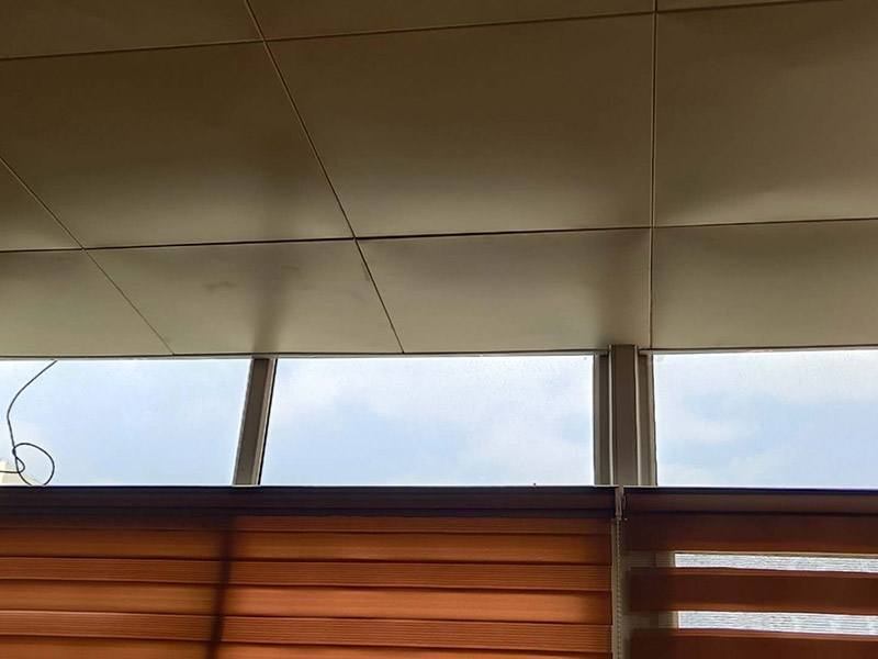 集成吊頂維修案例：1、精確測(cè)量安裝面積，做好安裝準(zhǔn)備。2、安裝收邊線。3、打膨脹螺絲釘，懸掛吊桿4、安裝吊鉤，吊頂裝輕鋼龍骨。5、把安裝好掛片的三角龍骨緊帖輕鋼龍骨垂直方向在輕鋼龍骨下方。6、將扣板壓入三交龍骨縫中，確定互相垂直。7、安裝電器。