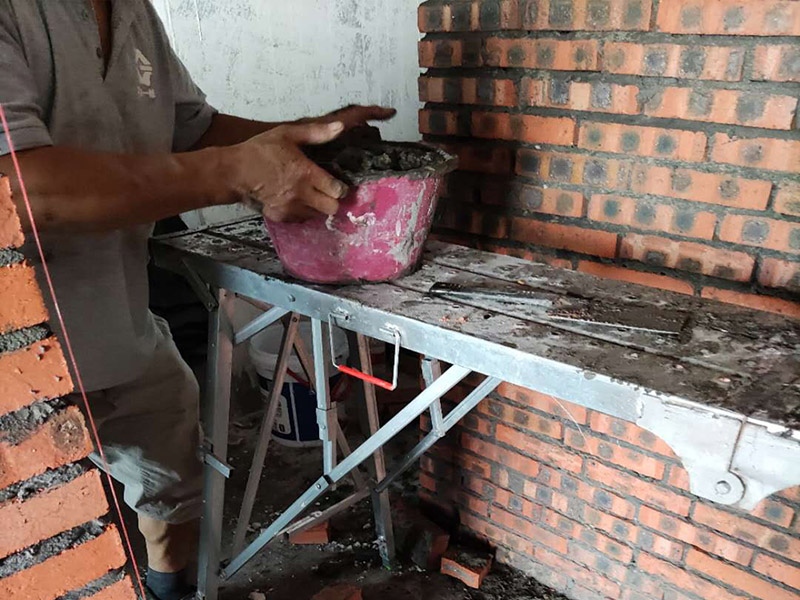 全屋紅磚砌隔斷：砌墻肯定是要有磚的，常用的材料有紅磚、輕體磚、水泥壓力板、石膏板等等，磚體不同，砌出來的新墻效果也是不同的，要是考慮到新砌墻需要一定的承重能力，那么最好是選擇紅磚，因為它的荷載面積更大，不過現(xiàn)在住房大多都是框架結(jié)構(gòu)，墻體不再是主要的城中提，所以現(xiàn)在新房子裝修更流行用多孔磚來新砌墻。 新砌墻之前，需要先把地面澆濕，然后畫線做模具，把砌墻要用的磚都澆濕，頂棚的交界處也不要漏掉。如果是衛(wèi)生間或者是廚房，新砌墻下面還要做有個防水的地梁，最好是帶有衛(wèi)生間原有的防水地梁一塊澆筑，這樣防水力會更好，等到地梁干透之后再砌新墻。