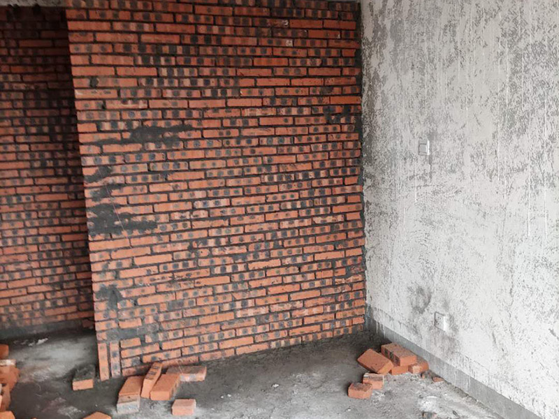 全屋紅磚砌隔斷：砌墻肯定是要有磚的，常用的材料有紅磚、輕體磚、水泥壓力板、石膏板等等，磚體不同，砌出來的新墻效果也是不同的，要是考慮到新砌墻需要一定的承重能力，那么最好是選擇紅磚，因為它的荷載面積更大，不過現(xiàn)在住房大多都是框架結(jié)構(gòu)，墻體不再是主要的城中提，所以現(xiàn)在新房子裝修更流行用多孔磚來新砌墻。 新砌墻之前，需要先把地面澆濕，然后畫線做模具，把砌墻要用的磚都澆濕，頂棚的交界處也不要漏掉。如果是衛(wèi)生間或者是廚房，新砌墻下面還要做有個防水的地梁，最好是帶有衛(wèi)生間原有的防水地梁一塊澆筑，這樣防水力會更好，等到地梁干透之后再砌新墻。