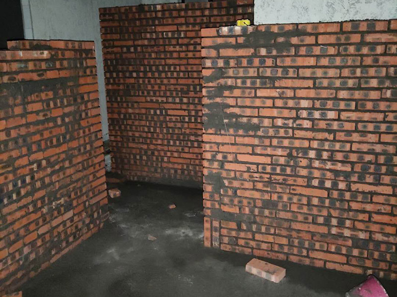 全屋紅磚砌隔斷：砌墻肯定是要有磚的，常用的材料有紅磚、輕體磚、水泥壓力板、石膏板等等，磚體不同，砌出來的新墻效果也是不同的，要是考慮到新砌墻需要一定的承重能力，那么最好是選擇紅磚，因為它的荷載面積更大，不過現(xiàn)在住房大多都是框架結(jié)構(gòu)，墻體不再是主要的城中提，所以現(xiàn)在新房子裝修更流行用多孔磚來新砌墻。 新砌墻之前，需要先把地面澆濕，然后畫線做模具，把砌墻要用的磚都澆濕，頂棚的交界處也不要漏掉。如果是衛(wèi)生間或者是廚房，新砌墻下面還要做有個防水的地梁，最好是帶有衛(wèi)生間原有的防水地梁一塊澆筑，這樣防水力會更好，等到地梁干透之后再砌新墻。