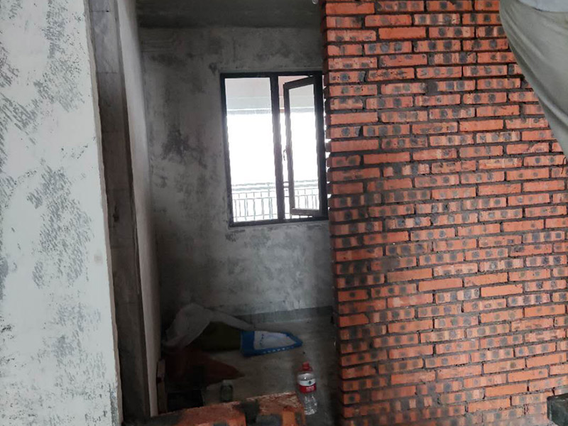 全屋紅磚砌隔斷：砌墻肯定是要有磚的，常用的材料有紅磚、輕體磚、水泥壓力板、石膏板等等，磚體不同，砌出來的新墻效果也是不同的，要是考慮到新砌墻需要一定的承重能力，那么最好是選擇紅磚，因為它的荷載面積更大，不過現(xiàn)在住房大多都是框架結(jié)構(gòu)，墻體不再是主要的城中提，所以現(xiàn)在新房子裝修更流行用多孔磚來新砌墻。 新砌墻之前，需要先把地面澆濕，然后畫線做模具，把砌墻要用的磚都澆濕，頂棚的交界處也不要漏掉。如果是衛(wèi)生間或者是廚房，新砌墻下面還要做有個防水的地梁，最好是帶有衛(wèi)生間原有的防水地梁一塊澆筑，這樣防水力會更好，等到地梁干透之后再砌新墻。