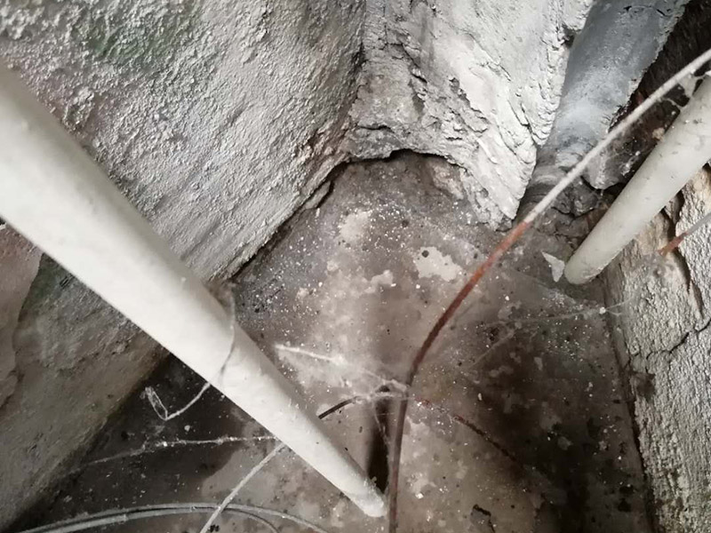 墻內滲水看現(xiàn)場：在發(fā)現(xiàn)墻面有滲水情況發(fā)生的時候，我們一定要先了解一下是不是因為墻面當中的水管破裂，如果是這方面的原因，這個時候我們就要及時的修補了，或者是更換水管了，在換前要先關掉水閥門，確定不會有水流出，然后再進行下去。 如果墻面漏水，也許是因為防水做好的不好，我們在設計墻面的時候都是會做防水的，尤其是衛(wèi)生間與廚房了，這兩個地方都是會有漏水情況發(fā)送到 ，一旦發(fā)現(xiàn)是防水出了問題，我們就要對房屋防水進行修補了。