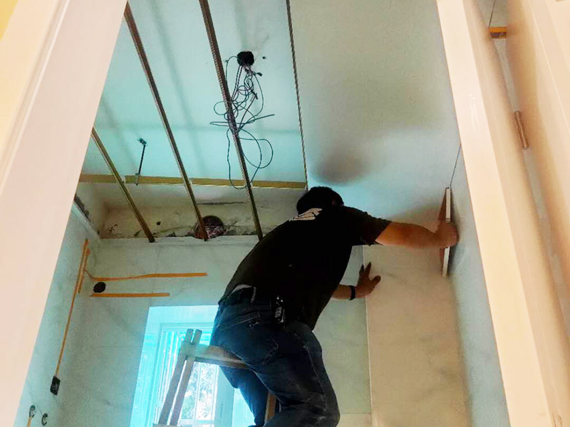 衛(wèi)生間吊頂安裝:1、首先先明確電器及龍骨的具體位置，然后再確定吊頂安裝高度，浴霸的高度一般在2.1m-2.3m之間即可。 2、確保安裝水平，用螺絲或膠水固定角線，在轉(zhuǎn)彎的地方它的對(duì)角應(yīng)拼貼整齊，不留明顯縫隙。 3、然后打孔定位，按具體所需長度來切割并進(jìn)行組裝，應(yīng)將吊桿螺絲緊固于鉆孔中。 4、接下來是安裝龍骨，將主龍骨安裝在吊桿螺絲下的固定環(huán)，再將三角龍骨固定在主龍骨上。等到裝好以后再進(jìn)行適當(dāng)?shù)恼{(diào)節(jié)，逐漸緊固連接處螺絲，以確保平直。 5、接著按要求安裝相應(yīng)的電器，其中固定架安裝要牢固。電器要符合尺寸和承重要求，不易發(fā)生事故；對(duì)于裸露的電線需做好保護(hù)。接好電器、按鍵，做通電試驗(yàn)；裝好后用皮錘做調(diào)整，不留縫隙。